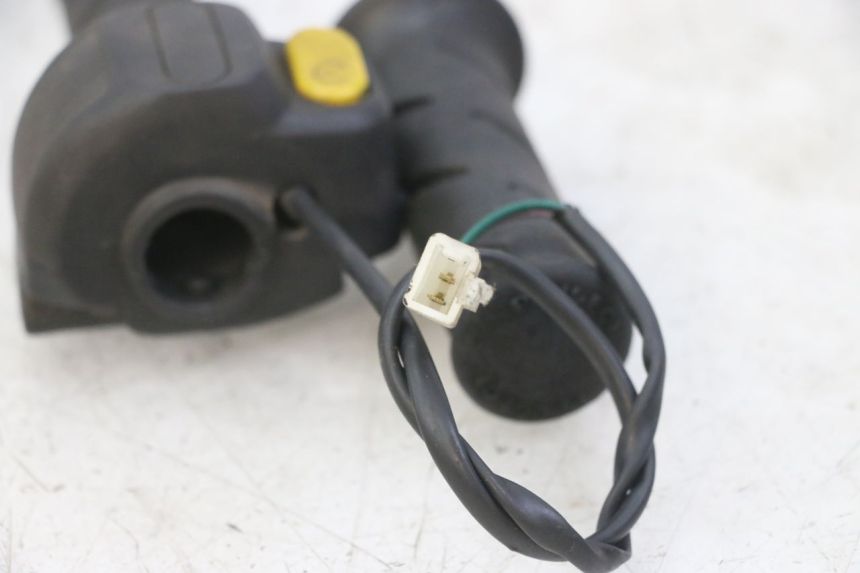 photo de COMMODO DROIT PEUGEOT JET FORCE CARBU 50 (2003 - 2016) - Détail de la pièce