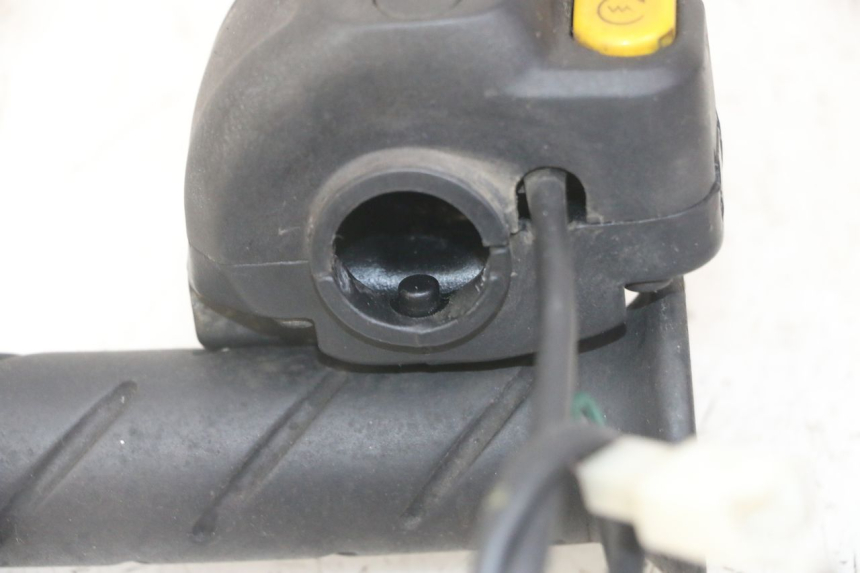 photo de COMMODO DROIT PEUGEOT JET FORCE CARBU 50 (2003 - 2016) - Gros plan technique