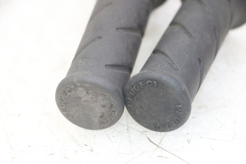 photo de COMMODO DROIT PEUGEOT JET FORCE CARBU 50 (2003 - 2016) - Points de fixation