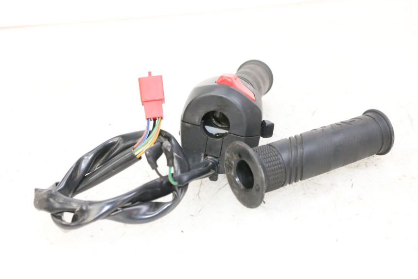 photo de COMMODO DROIT SYM JOYMAX 125 (2010 - 2017) - Détail de la pièce