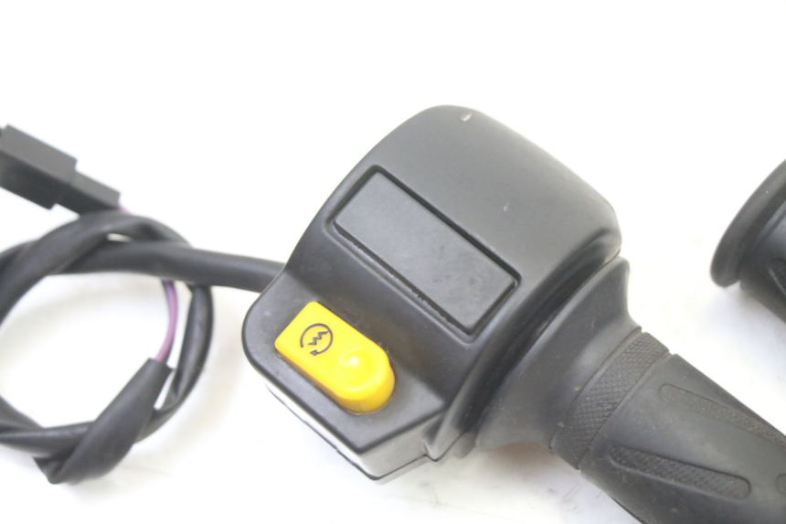 photo de COMMODO DROIT PEUGEOT KISBEE 2T 50 (2010 - 2017) - Détail de la pièce