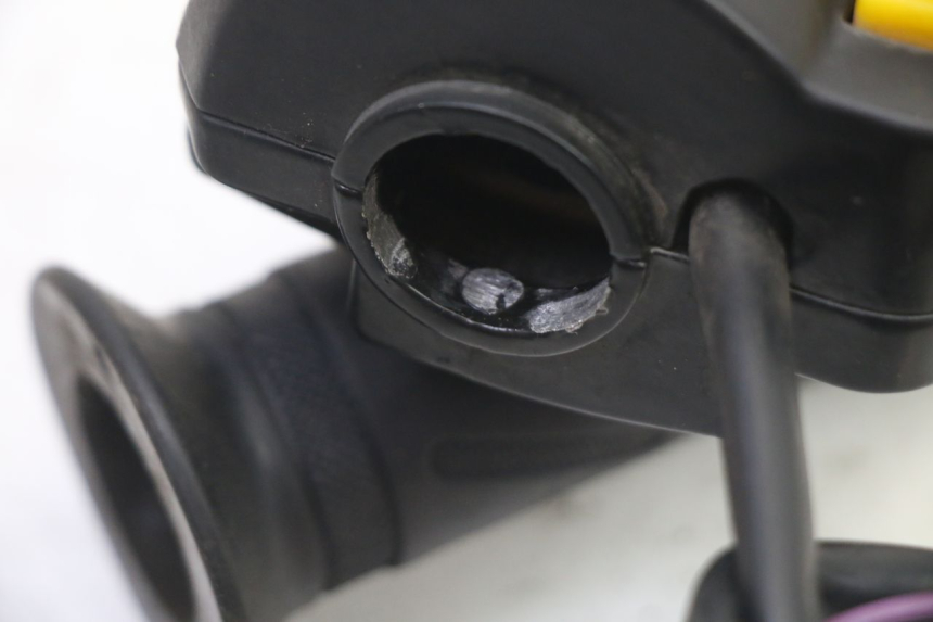 photo de COMMODO DROIT PEUGEOT KISBEE 2T 50 (2010 - 2017) - Gros plan technique