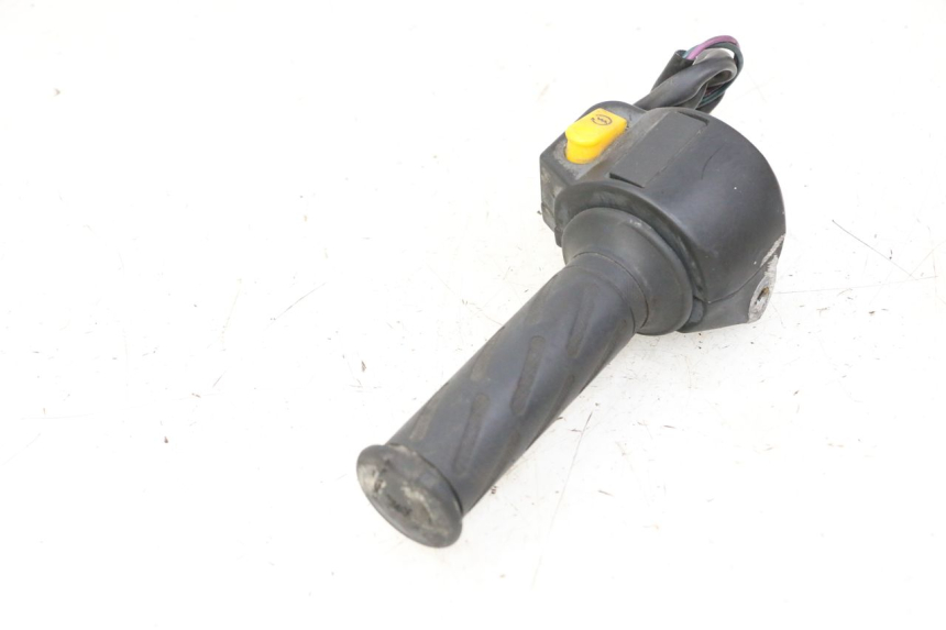 photo de COMMODO DROIT PEUGEOT KISBEE 2T 50 (2010 - 2017) - Gros plan technique