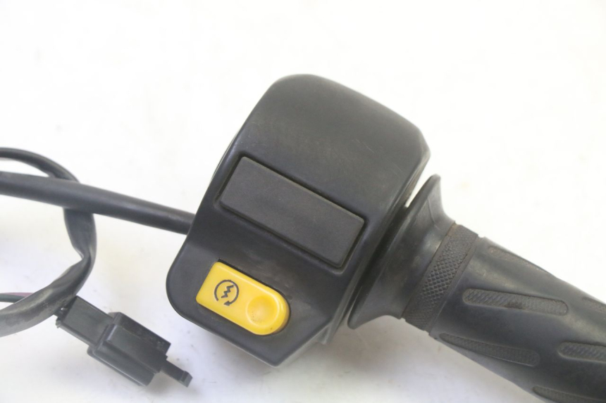 photo de COMMODO DROIT PEUGEOT KISBEE 2T 50 (2010 - 2017) - Détail de la pièce