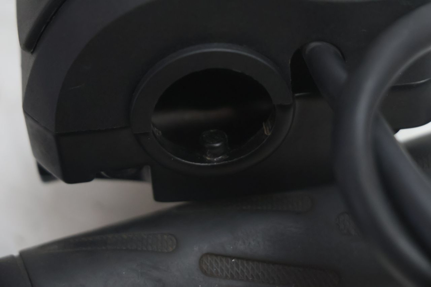 photo de COMMODO DROIT PEUGEOT KISBEE 2T 50 (2010 - 2017) - État de surface