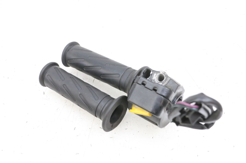 photo de COMMODO DROIT PEUGEOT KISBEE 4T 50 (2010 - 2017) - Détail de la pièce