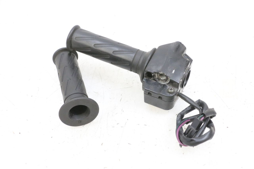 photo de COMMODO DROIT PEUGEOT KISBEE 4T 50 (2010 - 2017) - Zoom état d’usage