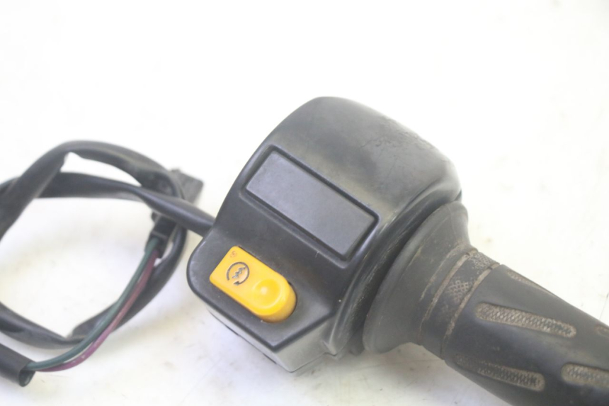 photo de COMMODO DROIT PEUGEOT KISBEE 4T 50 (2010 - 2017) - Détail de la pièce