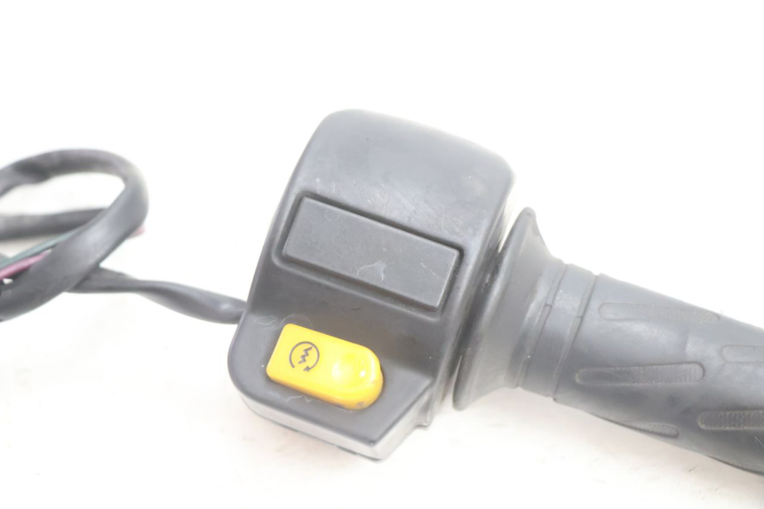 photo de COMMODO DROIT PEUGEOT KISBEE 4T 50 (2010 - 2017) - Détail de la pièce
