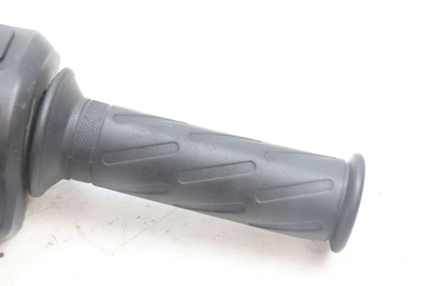 photo de COMMODO DROIT PEUGEOT KISBEE 4T 50 (2010 - 2017) - Autre angle de vue