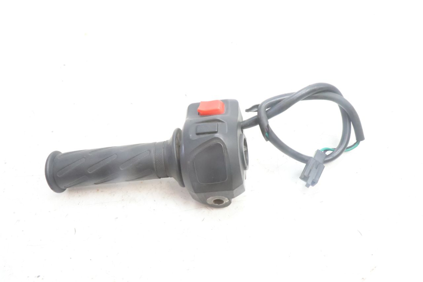 photo de COMMODO DROIT PEUGEOT KISBEE 4T 50 (2010 - 2017) - Gros plan technique