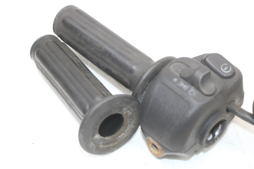 photo de COMMODO DROIT RENAULT KOURANOS 125 (2001 - 2004) - Gros plan technique