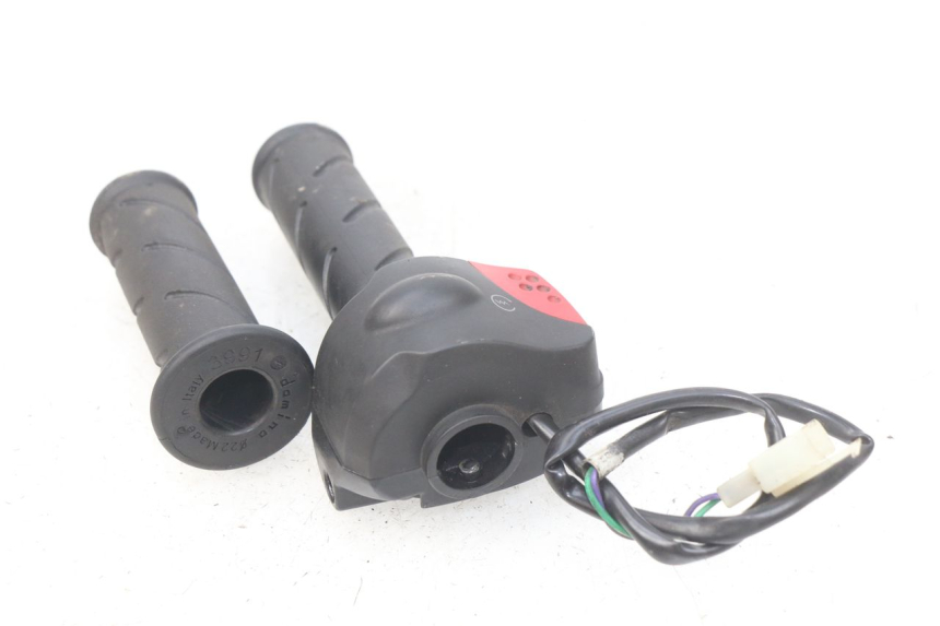 photo de COMMODO DROIT PEUGEOT LUDIX 50 (2008 - 2017) - Autre angle de vue