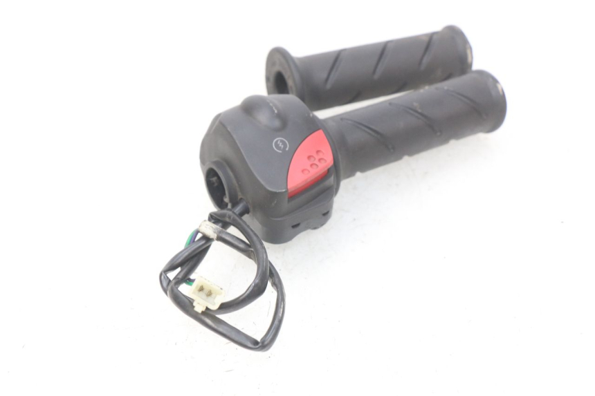 photo de COMMODO DROIT PEUGEOT LUDIX 50 (2008 - 2017) - Gros plan technique