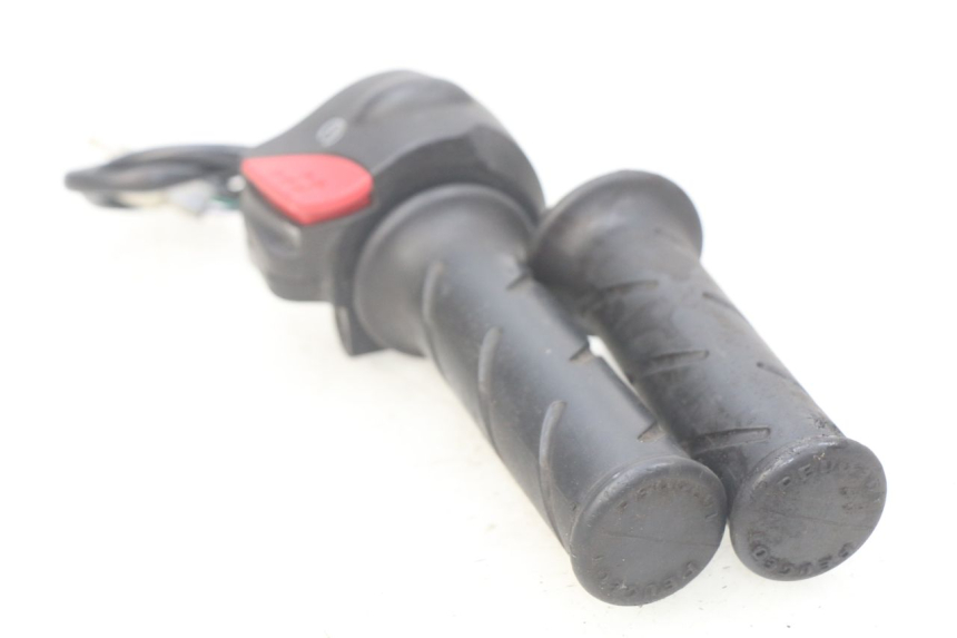 photo de COMMODO DROIT PEUGEOT LUDIX 50 (2008 - 2017) - Gros plan technique