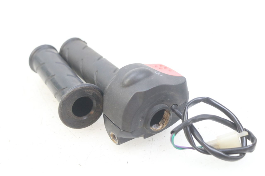 photo de COMMODO DROIT PEUGEOT LUDIX 50 (2008 - 2017) - Autre angle de vue