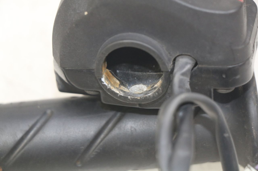 photo de COMMODO DROIT PEUGEOT LUDIX 50 (2005 - 2007) - Zoom état d’usage