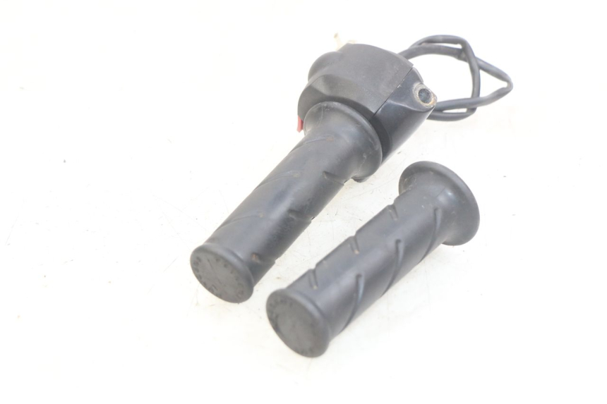 photo de COMMODO DROIT PEUGEOT LUDIX 50 (2005 - 2007) - Gros plan technique