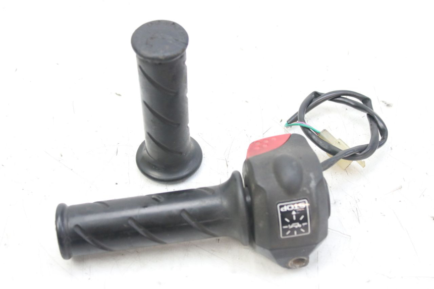 photo de COMMODO DROIT PEUGEOT LUDIX 50 (2008 - 2017) - Autre angle de vue