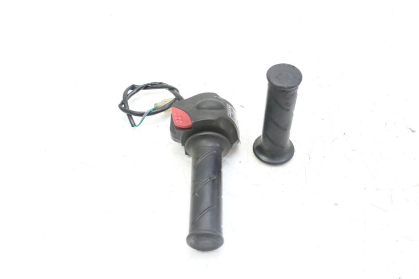 photo de COMMODO DROIT PEUGEOT LUDIX 50 (2008 - 2017) - Gros plan technique