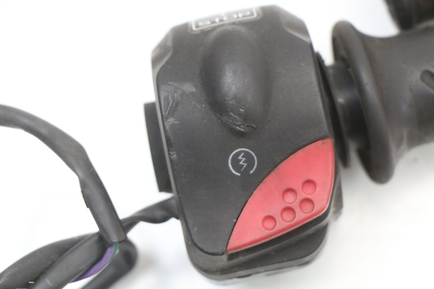 photo de COMMODO DROIT PEUGEOT LUDIX 50 (2008 - 2017) - Autre angle de vue