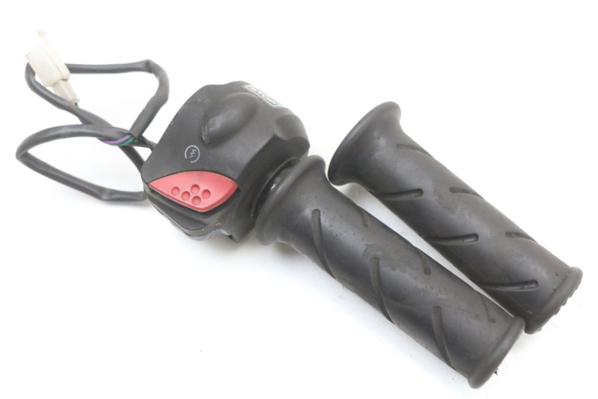 photo de COMMODO DROIT PEUGEOT LUDIX 50 (2008 - 2017) - Gros plan technique