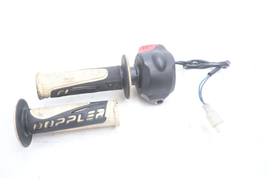 photo de COMMODO DROIT PEUGEOT LUDIX SNAKE 2T 50 (2004 - 2014) - Autre angle de vue