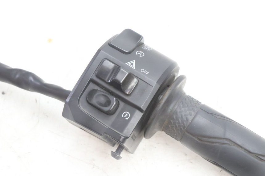 photo de COMMODO DROIT YAMAHA N-MAX NMAX 125 (2021 - 2024) - Détail de la pièce