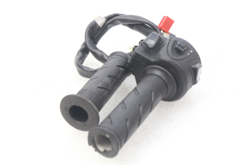 photo de COMMODO DROIT HONDA PCX (JF57/JF64) 125 (2014 - 2018) - Gros plan technique