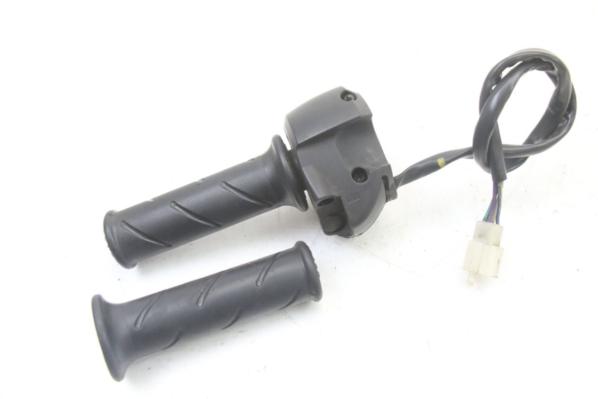 photo de COMMODO DROIT PEUGEOT CITYSTAR 125 (2011 - 2017) - Autre angle de vue