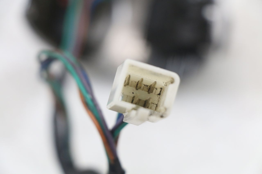 photo de COMMODO DROIT PEUGEOT DJANGO 125 (2014 - 2017) - Gros plan technique