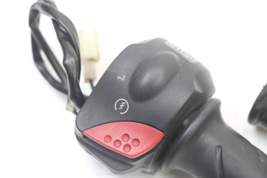 photo de COMMODO DROIT PEUGEOT TREKKER TKR 50 (2005 - 2014) - Détail de la pièce