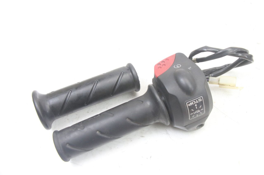 photo de COMMODO DROIT PEUGEOT TREKKER TKR 50 (2005 - 2014) - Autre angle de vue