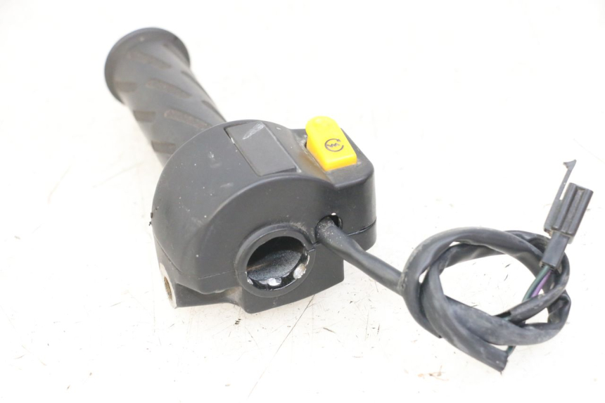 photo de COMMODO DROIT PEUGEOT VIVACITY 125 (2010 - 2017) - Gros plan technique