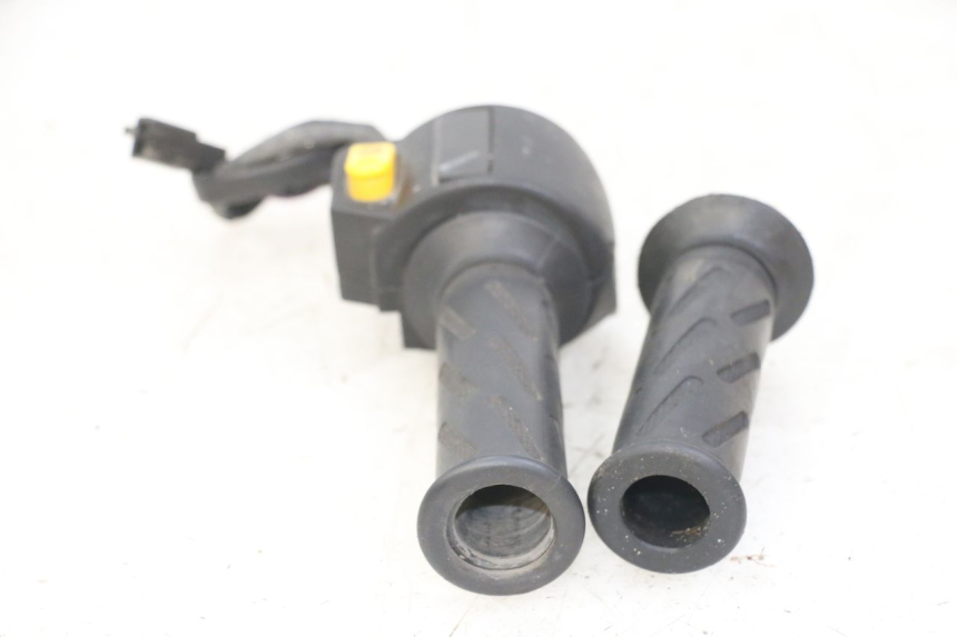 photo de COMMODO DROIT PEUGEOT VIVACITY 125 (2010 - 2017) - Points de fixation