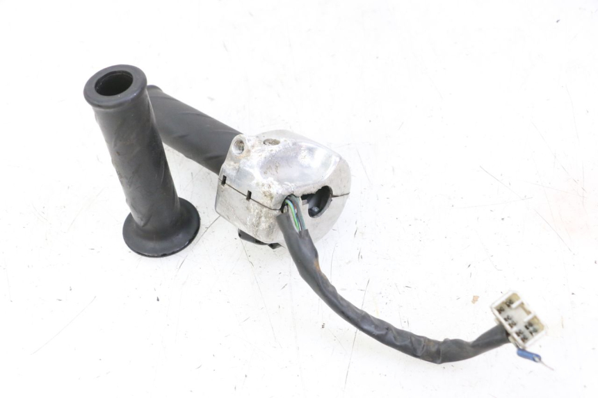 photo de COMMODO DROIT PIAGGIO BEVERLY 125 (1998 - 2005) - Zoom état d’usage