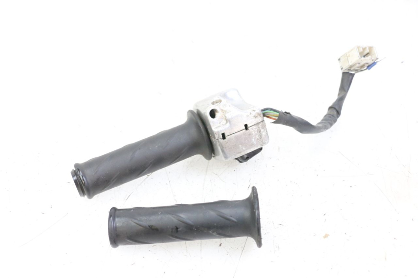 photo de COMMODO DROIT PIAGGIO BEVERLY 125 (1998 - 2005) - Gros plan technique