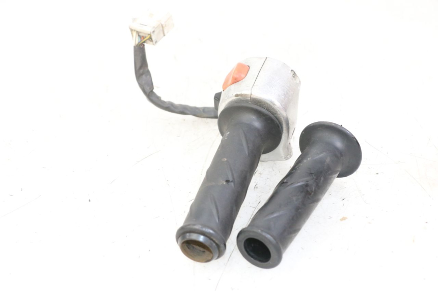 photo de COMMODO DROIT PIAGGIO BEVERLY 125 (1998 - 2005) - Vue d’ensemble