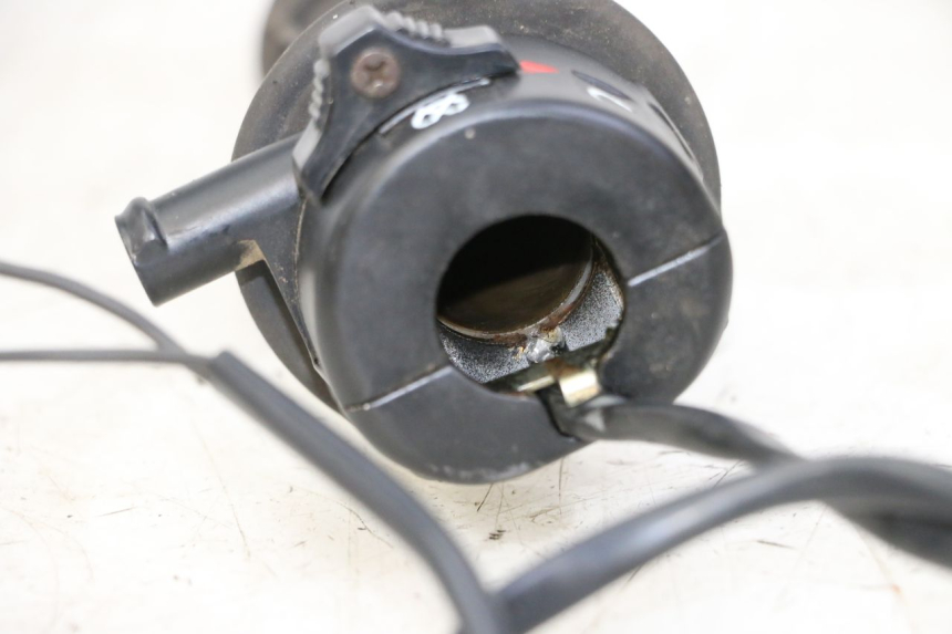 photo de COMMODO DROIT YAMAHA PW 80 (1983 - 2014) - Gros plan technique