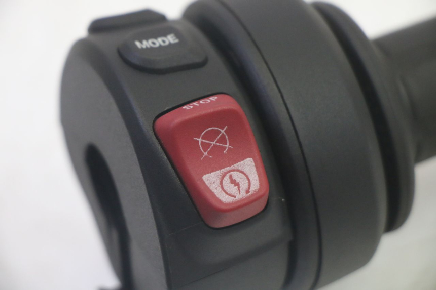 photo de COMMODO DROIT BMW R GS 1250 (2021 - 2024) - Gros plan technique