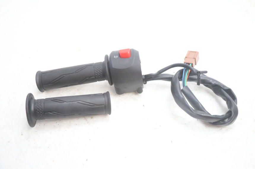 photo de COMMODO DROIT JM MOTORS R-MAX TECH 50 (2024 - 2026) - Gros plan technique