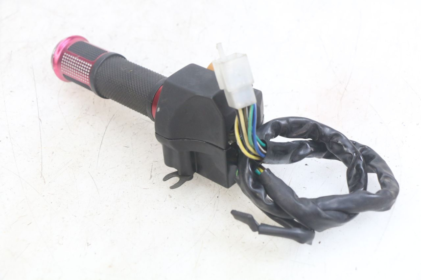 photo de COMMODO DROIT YAMASAKI ROADSTER 50 (2013 - 2018) - Gros plan technique