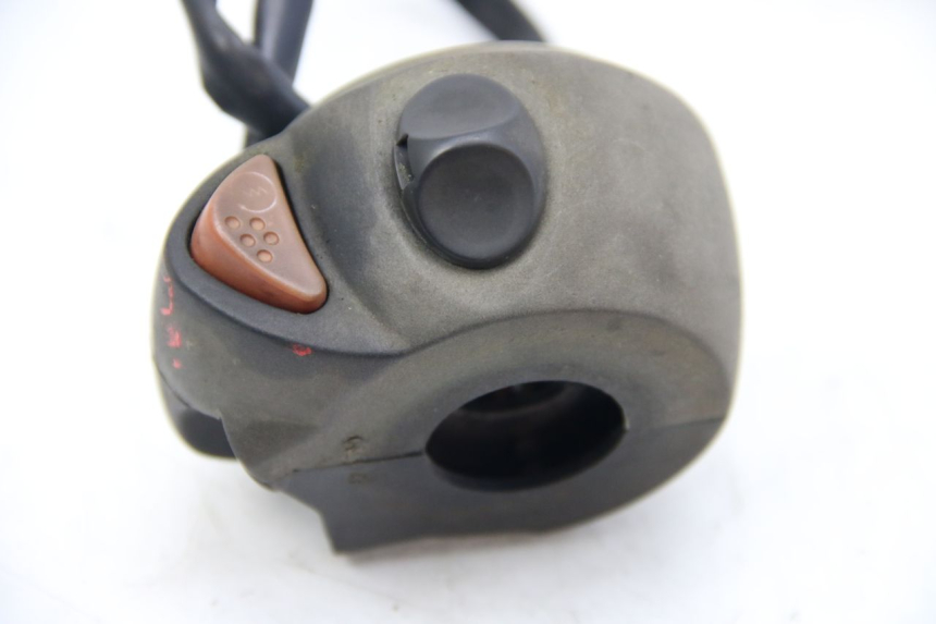 photo de COMMODO DROIT PEUGEOT SATELIS COMPRESSOR K15 125 (2006 - 2009) - Gros plan technique