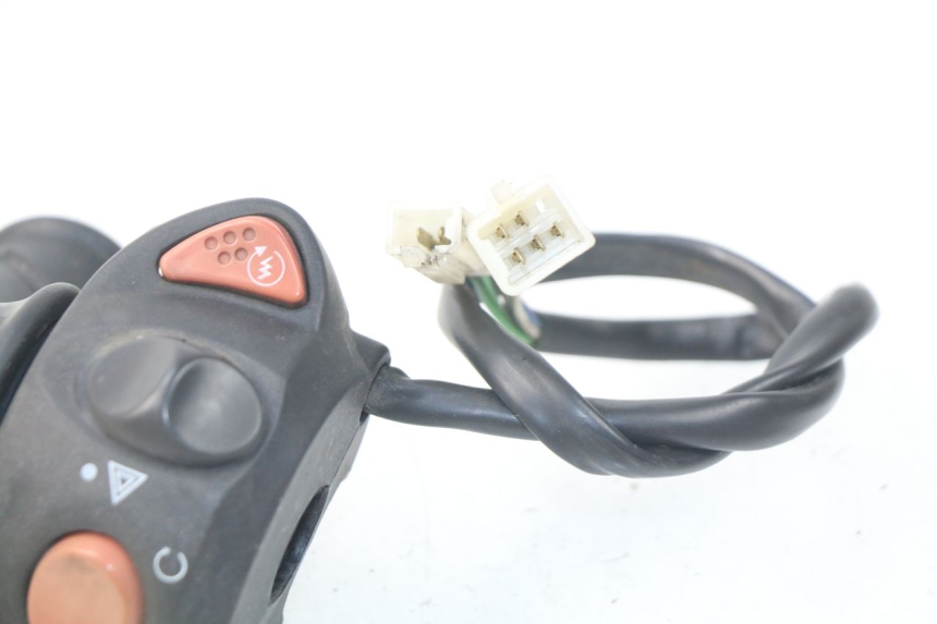 photo de COMMODO DROIT PEUGEOT SATELIS 300 (2012 - 2015) - Points de fixation