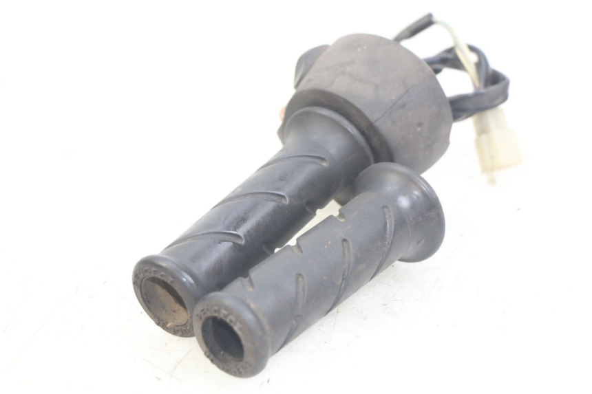 photo de COMMODO DROIT PEUGEOT SATELIS 125 (2010 - 2012) - Points de fixation