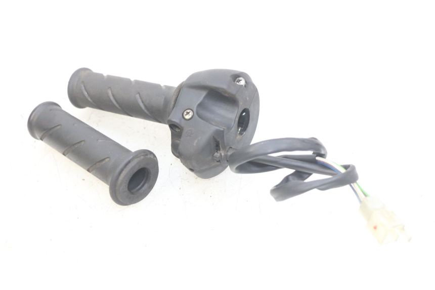 photo de COMMODO DROIT PEUGEOT SATELIS 125 (2010 - 2012) - Gros plan technique