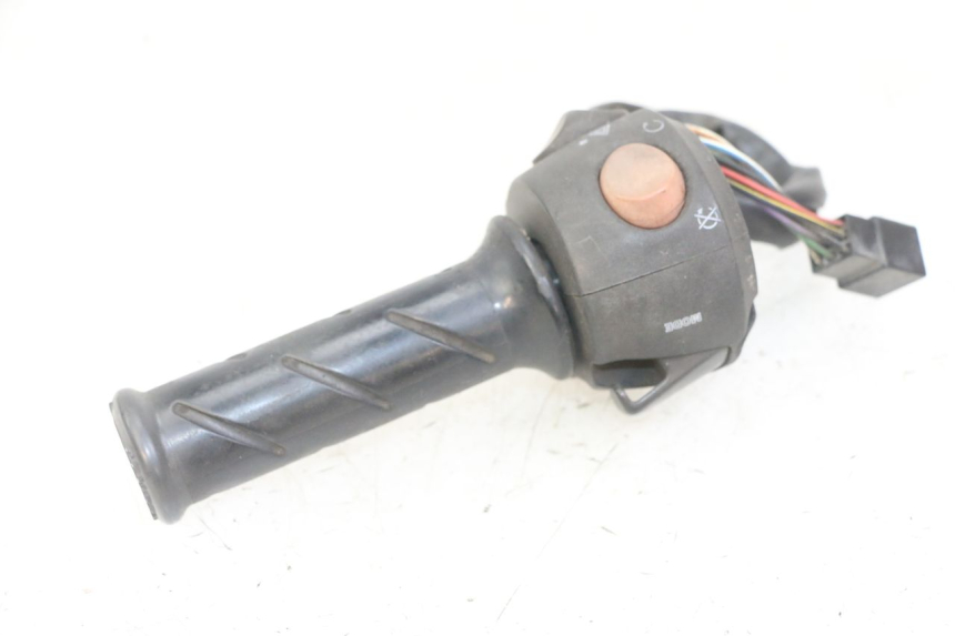 photo de COMMODO DROIT PEUGEOT SATELIS 125 (2013 - 2018) - Points de fixation