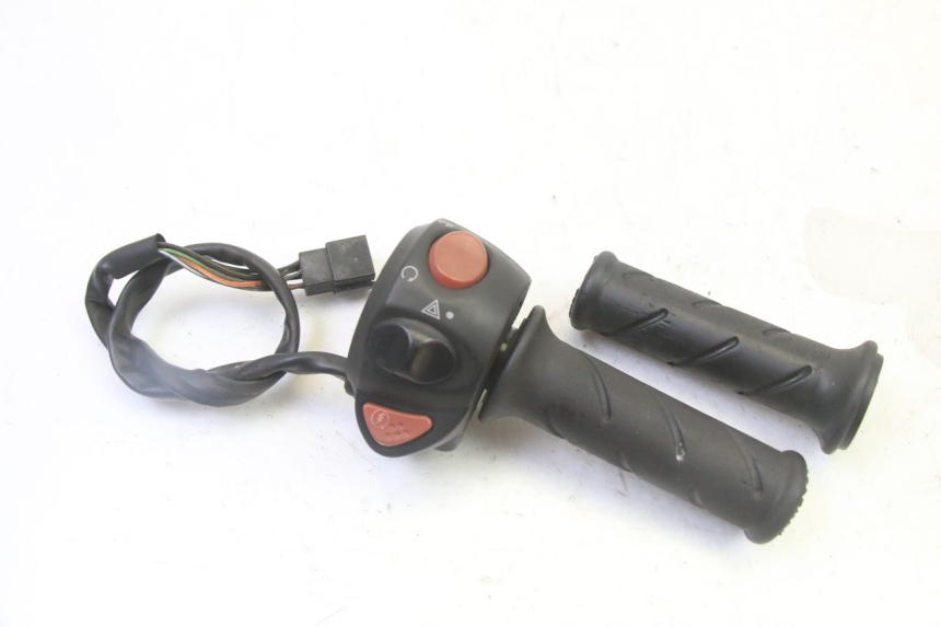 photo de COMMODO DROIT PEUGEOT SATELIS 125 (2013 - 2018) - Vue principale