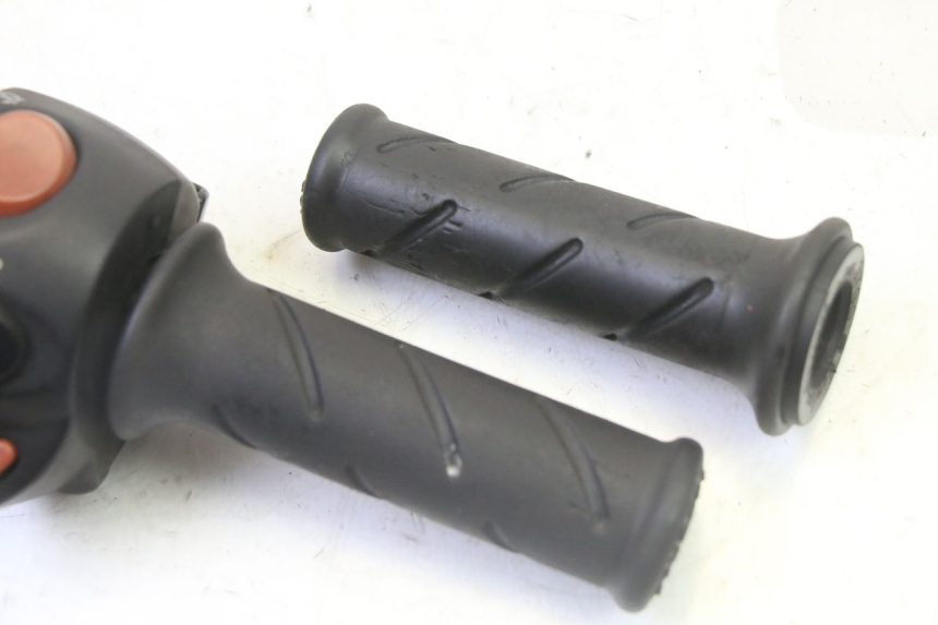 photo de COMMODO DROIT PEUGEOT SATELIS 125 (2013 - 2018) - Zoom état d’usage