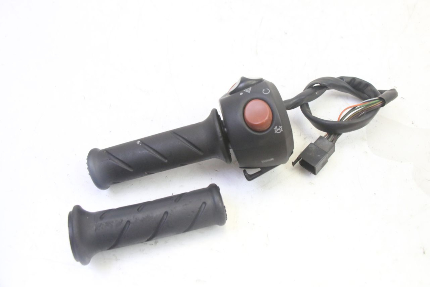 photo de COMMODO DROIT PEUGEOT SATELIS 125 (2013 - 2018) - Autre angle de vue